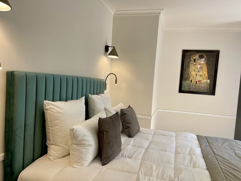 Chambre lit Queen size Suite Georges Alfred Suites