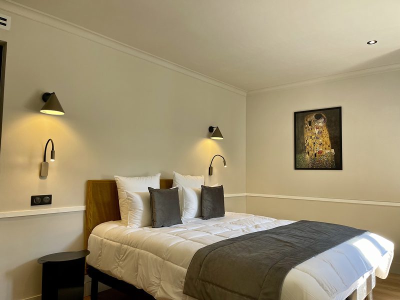 Chambre lit Queen size Dijon Suite Charlotte Alfred Suites