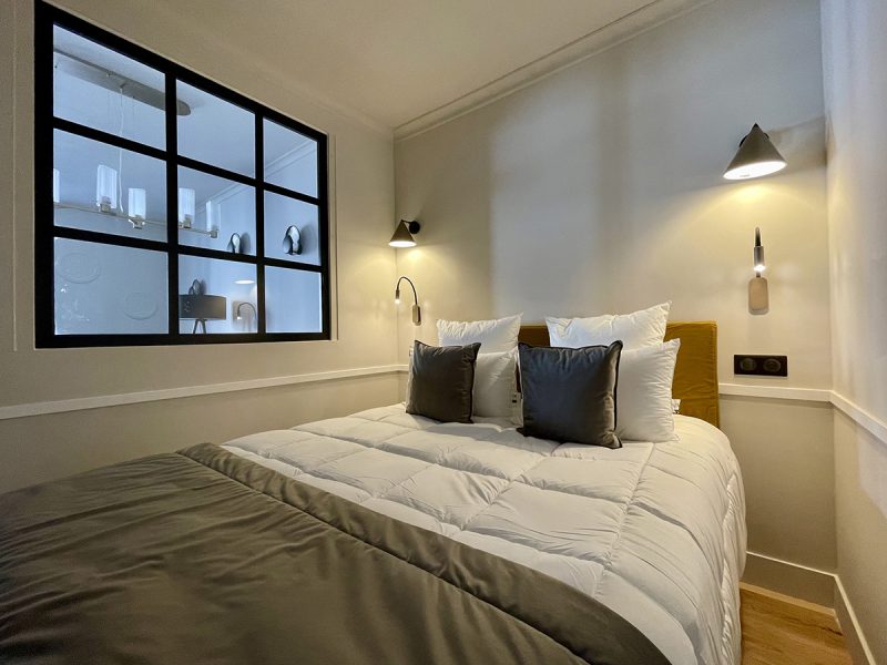 Chambre lit double Dijon Suite Charlotte Alfred Suites