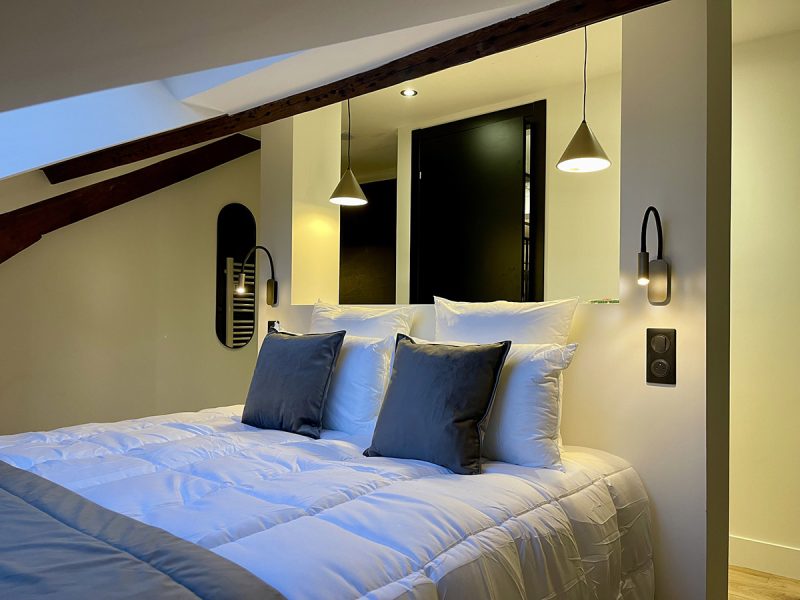 chambre-lit-double-dijon-suite-victoria-alfredsuites