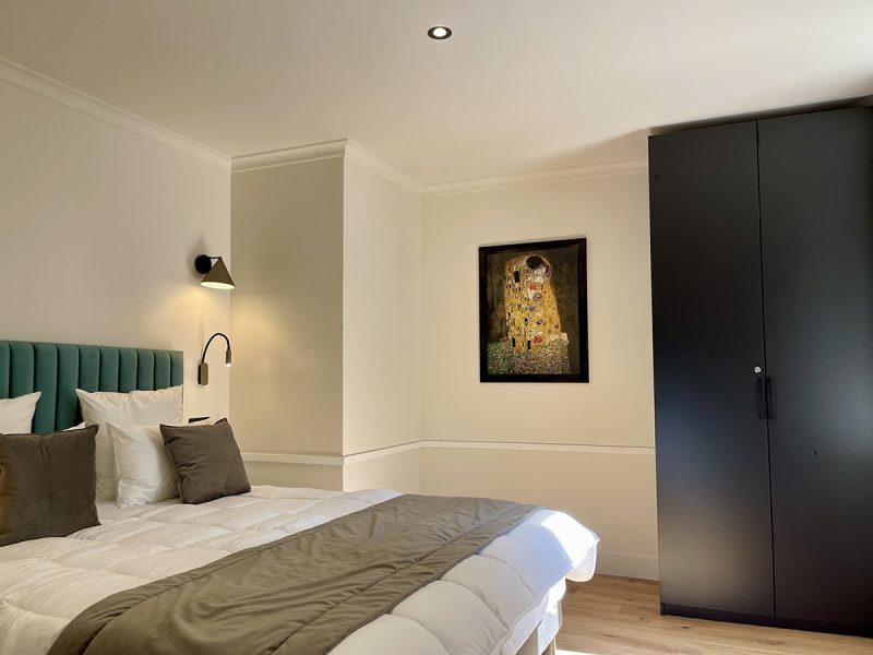 Chambre lit Queen size Suite Georges Alfred Suites